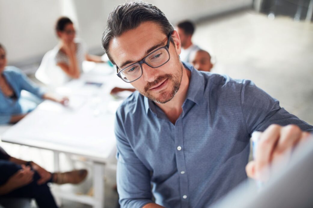 Digitale Weiterbildung 2020/2021: von Euphorie zum Webinar-Frust - Personalentwickler und Führungskräfte konzentrieren sich auf Kernthemen der betrieblichen Bildung